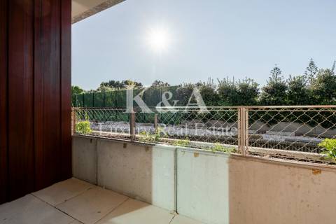 Moradia T3 duplex com jardim, em condomínio de luxo novo.