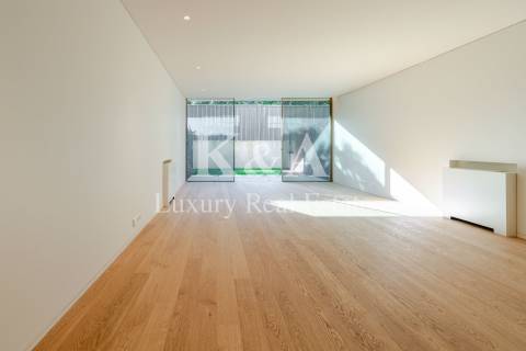 Moradia T3 duplex com jardim, em condomínio de luxo novo.