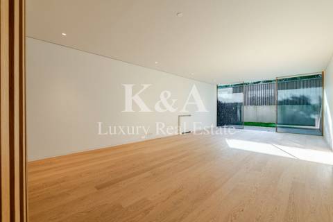 Moradia T3 duplex com jardim, em condomínio de luxo novo.