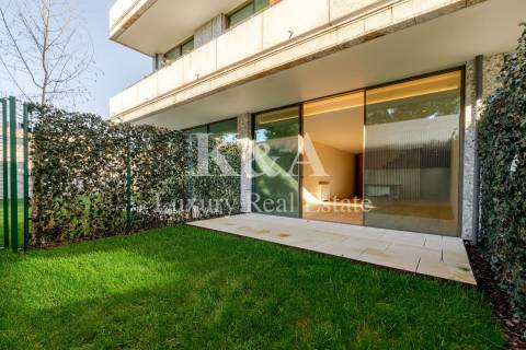 Moradia T3 duplex com jardim, em condomínio de luxo novo.