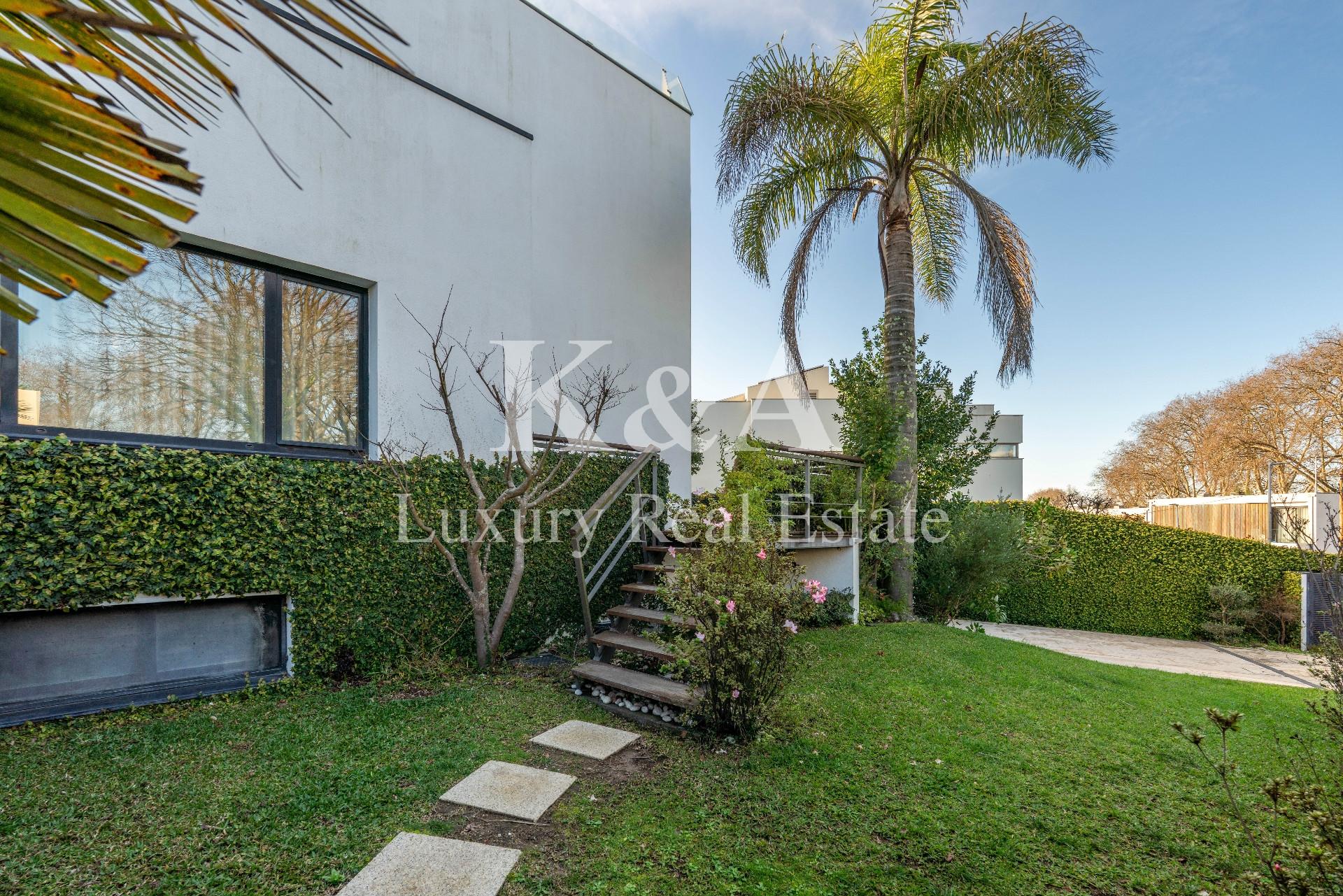 Moradia T4 com jardim e piscina na cobertura