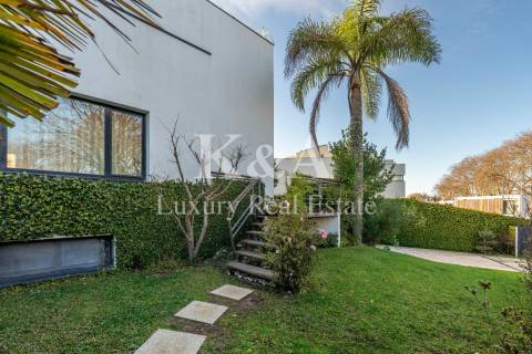 Moradia T4 com jardim e piscina na cobertura