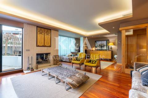 Moradia T4 com jardim e piscina na cobertura