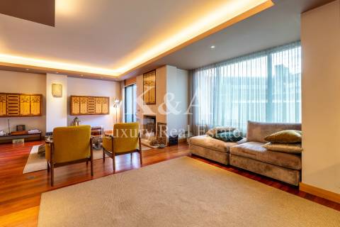 Moradia T4 com jardim e piscina na cobertura