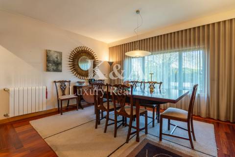 Moradia T4 com jardim e piscina na cobertura