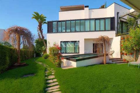 Moradia T4 com jardim e piscina na cobertura