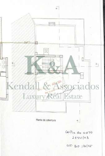 Moradia T4 com jardim e piscina na cobertura