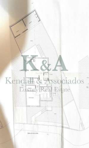 Moradia T4 com jardim e piscina na cobertura