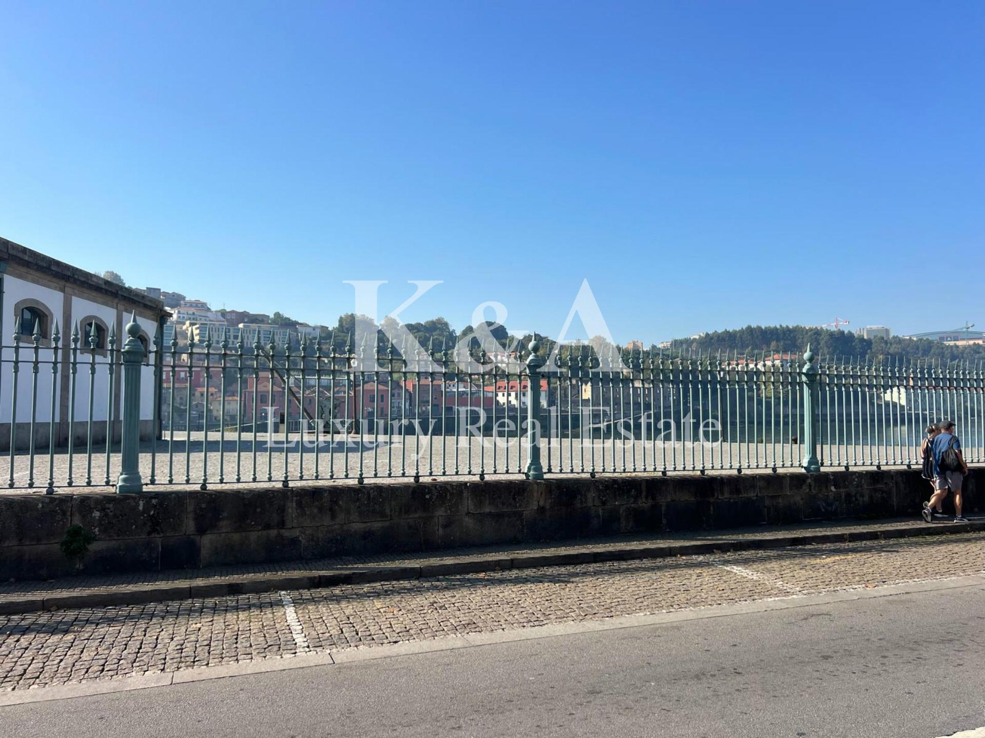 Dois prédios contíguos na zona histórica do Porto, com vistas diretas para o Douro.