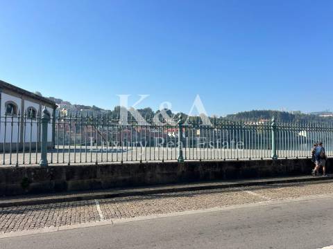 Dois prédios contíguos na zona histórica do Porto, com vistas diretas para o Douro.