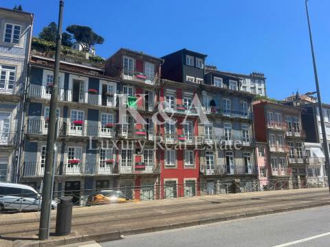 Dois prédios contíguos na zona histórica do Porto, com vistas diretas para o Douro.