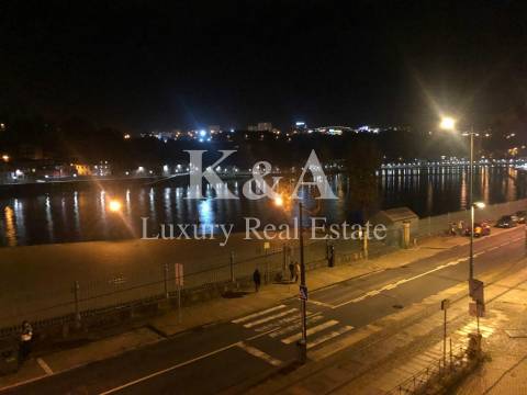 Dois prédios contíguos na zona histórica do Porto, com vistas diretas para o Douro.