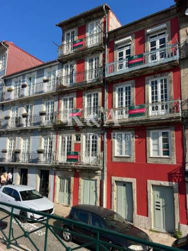 Dois prédios contíguos na zona histórica do Porto, com vistas diretas para o Douro.
