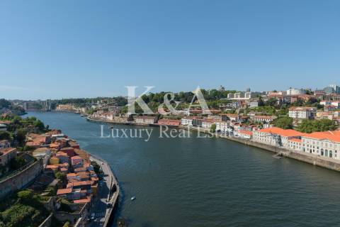Dois prédios contíguos na zona histórica do Porto, com vistas diretas para o Douro.