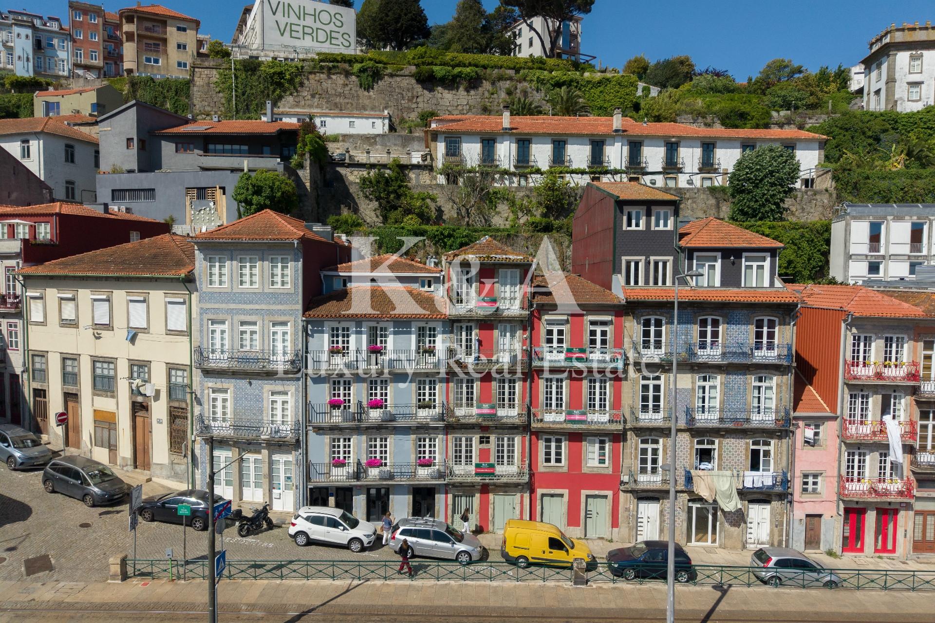 Dois prédios contíguos na zona histórica do Porto, com vistas diretas para o Douro.