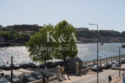 Dois prédios contíguos na zona histórica do Porto, com vistas diretas para o Douro.