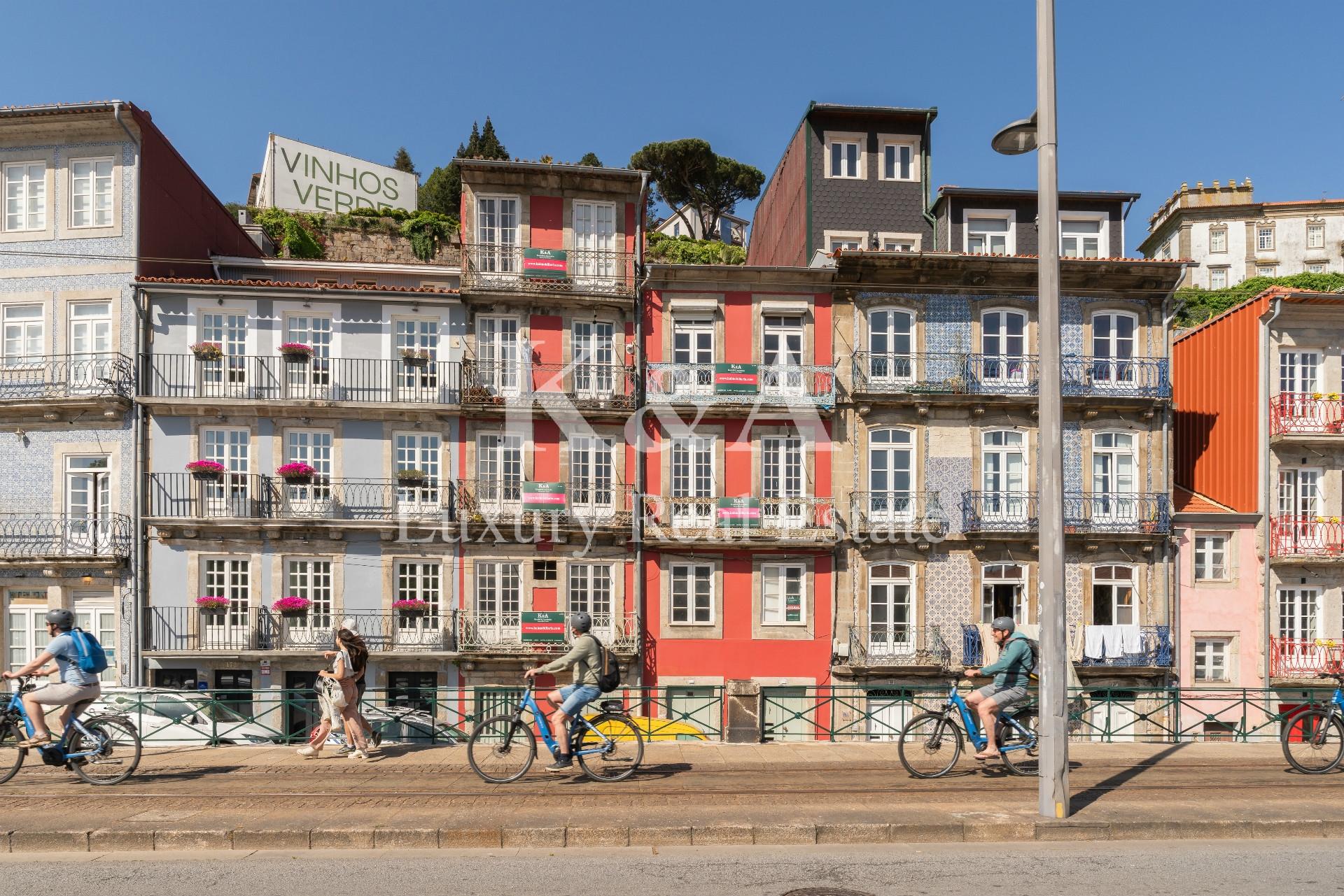 Dois prédios contíguos na zona histórica do Porto, com vistas diretas para o Douro.
