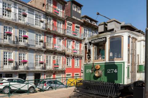 Dois prédios contíguos na zona histórica do Porto, com vistas diretas para o Douro.