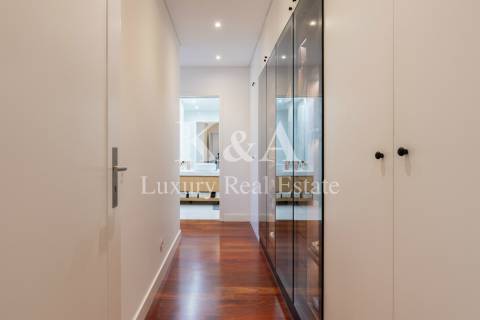 Apartamento T4 com vista mar em Matosinhos num condomínio com piscina.