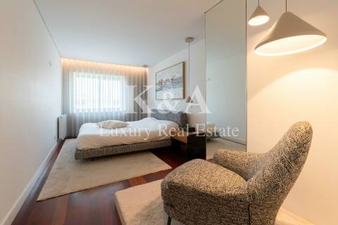 Apartamento T4 com vista mar em Matosinhos num condomínio com piscina.