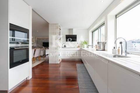 Apartamento T4 com vista mar em Matosinhos num condomínio com piscina.