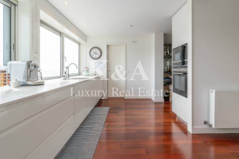 Apartamento T4 com vista mar em Matosinhos num condomínio com piscina.