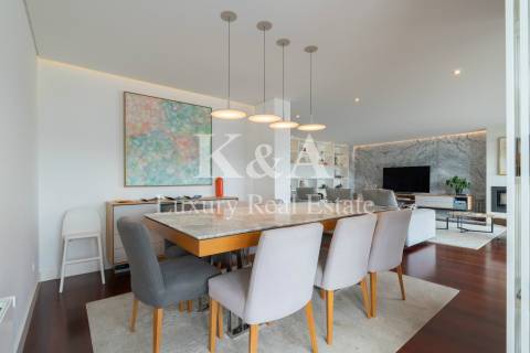 Apartamento T4 com vista mar em Matosinhos num condomínio com piscina.