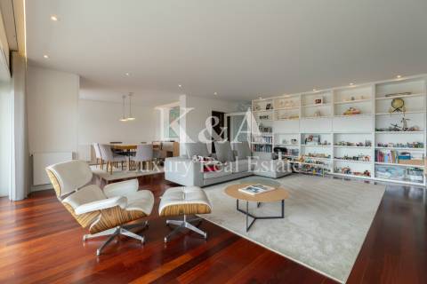 Apartamento T4 com vista mar em Matosinhos num condomínio com piscina.