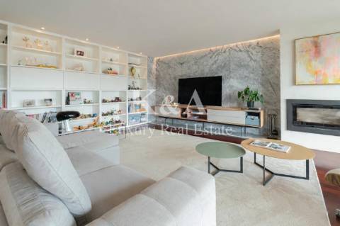 Apartamento T4 com vista mar em Matosinhos num condomínio com piscina.