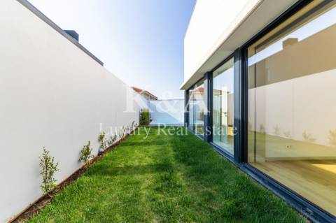 Moradia T4 com piscina, localizada a poucos passos das praias de Gaia