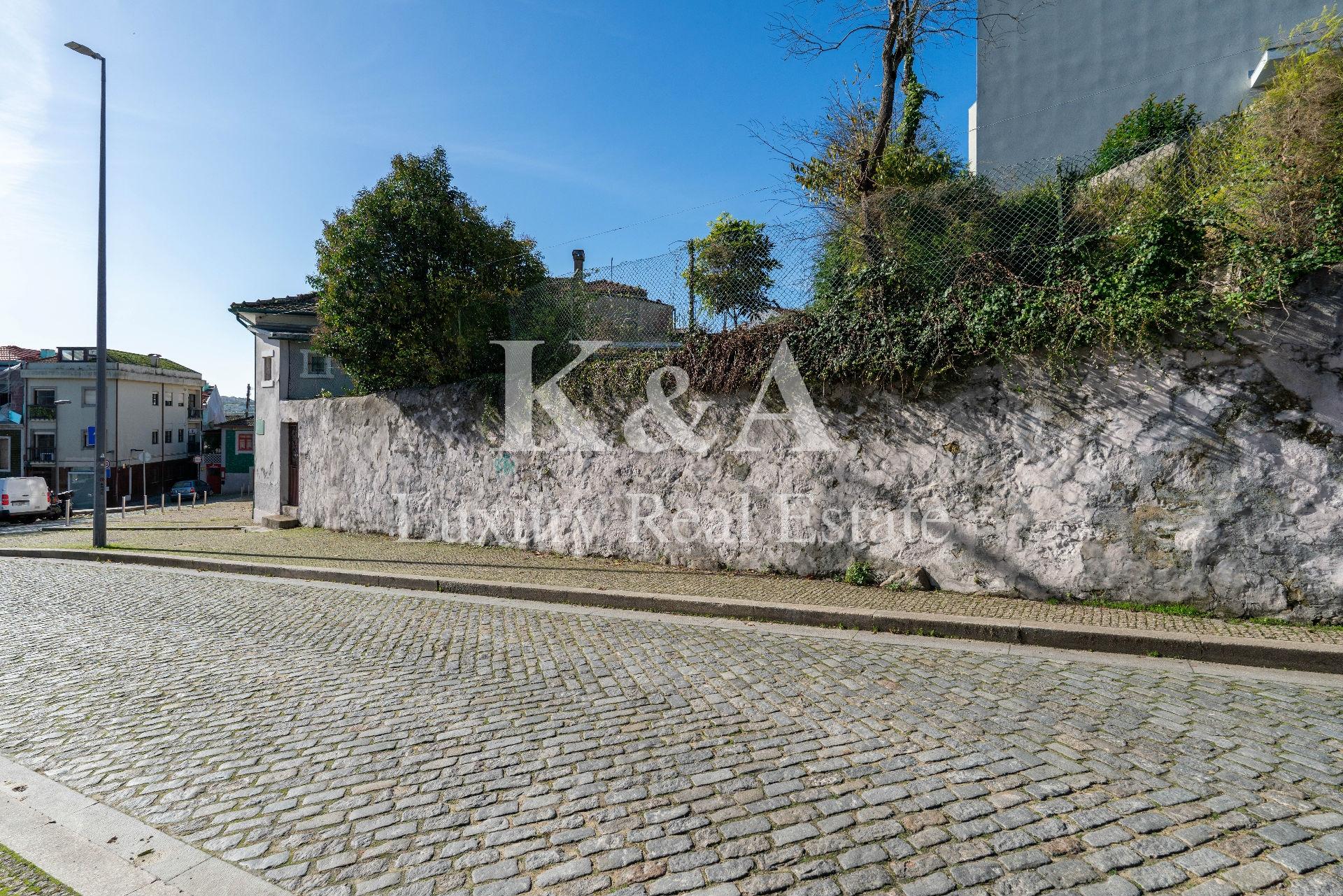 Moradia com potencial, próxima da Foz, com vistas sobre o Rio Douro