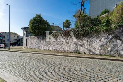 Moradia com potencial, próxima da Foz, com vistas sobre o Rio Douro