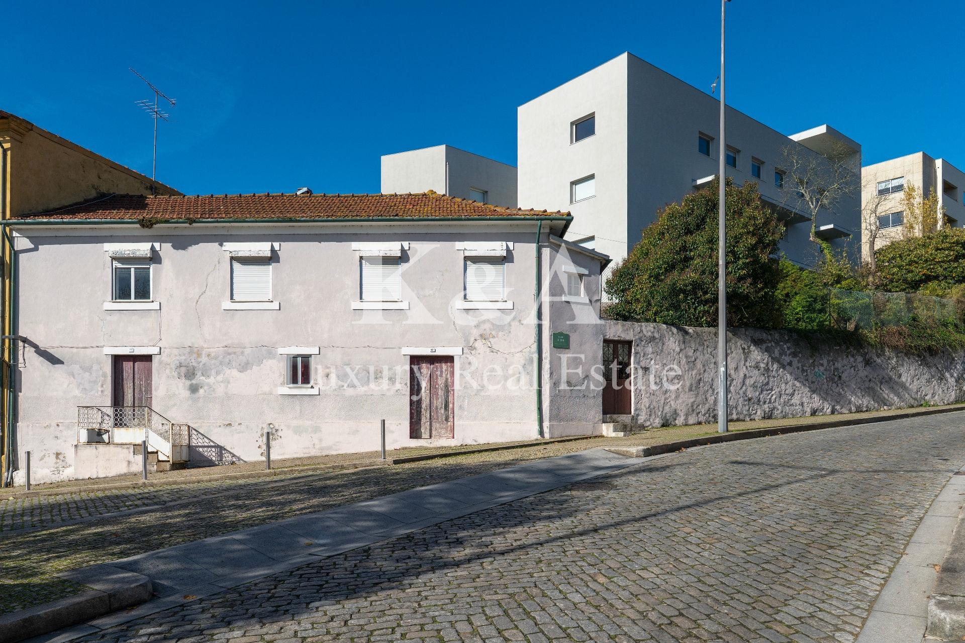 Moradia com potencial, próxima da Foz, com vistas sobre o Rio Douro