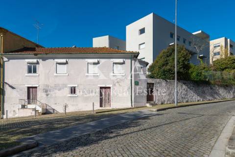 Moradia com potencial, próxima da Foz, com vistas sobre o Rio Douro