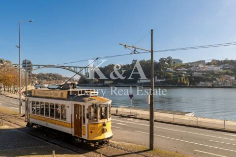 Moradia com potencial, próxima da Foz, com vistas sobre o Rio Douro