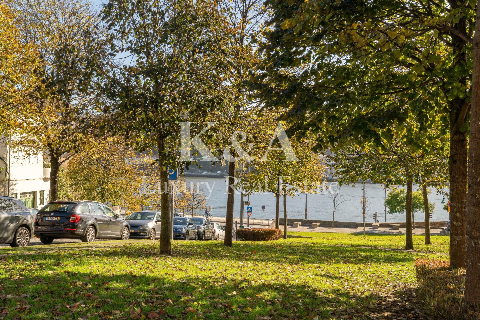 Moradia com potencial, próxima da Foz, com vistas sobre o Rio Douro