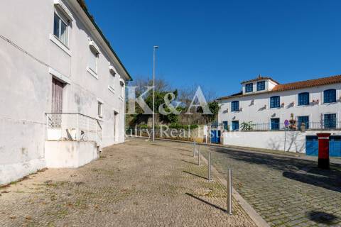 Moradia com potencial, próxima da Foz, com vistas sobre o Rio Douro