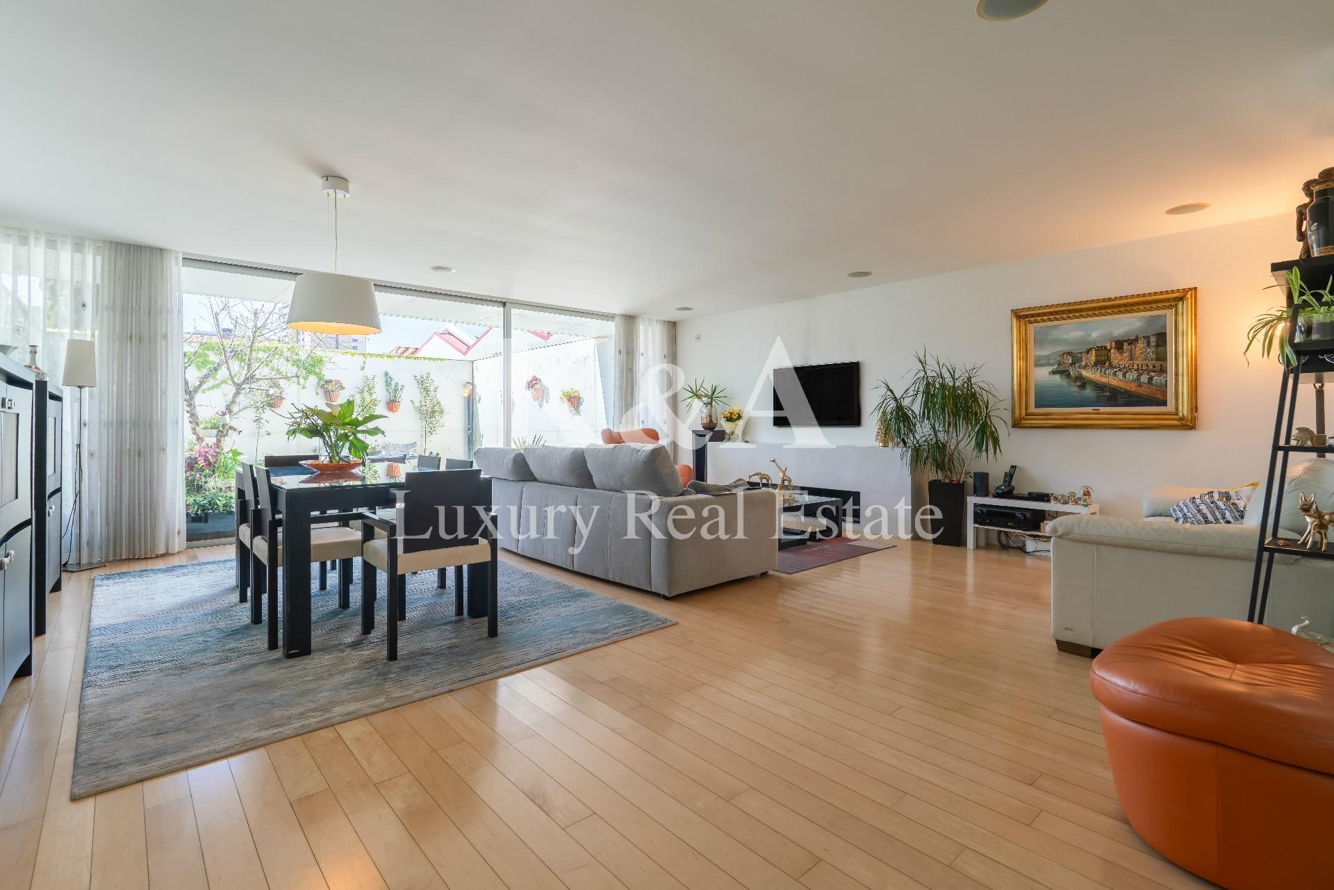 Moradia V4 com jardim na Boavista