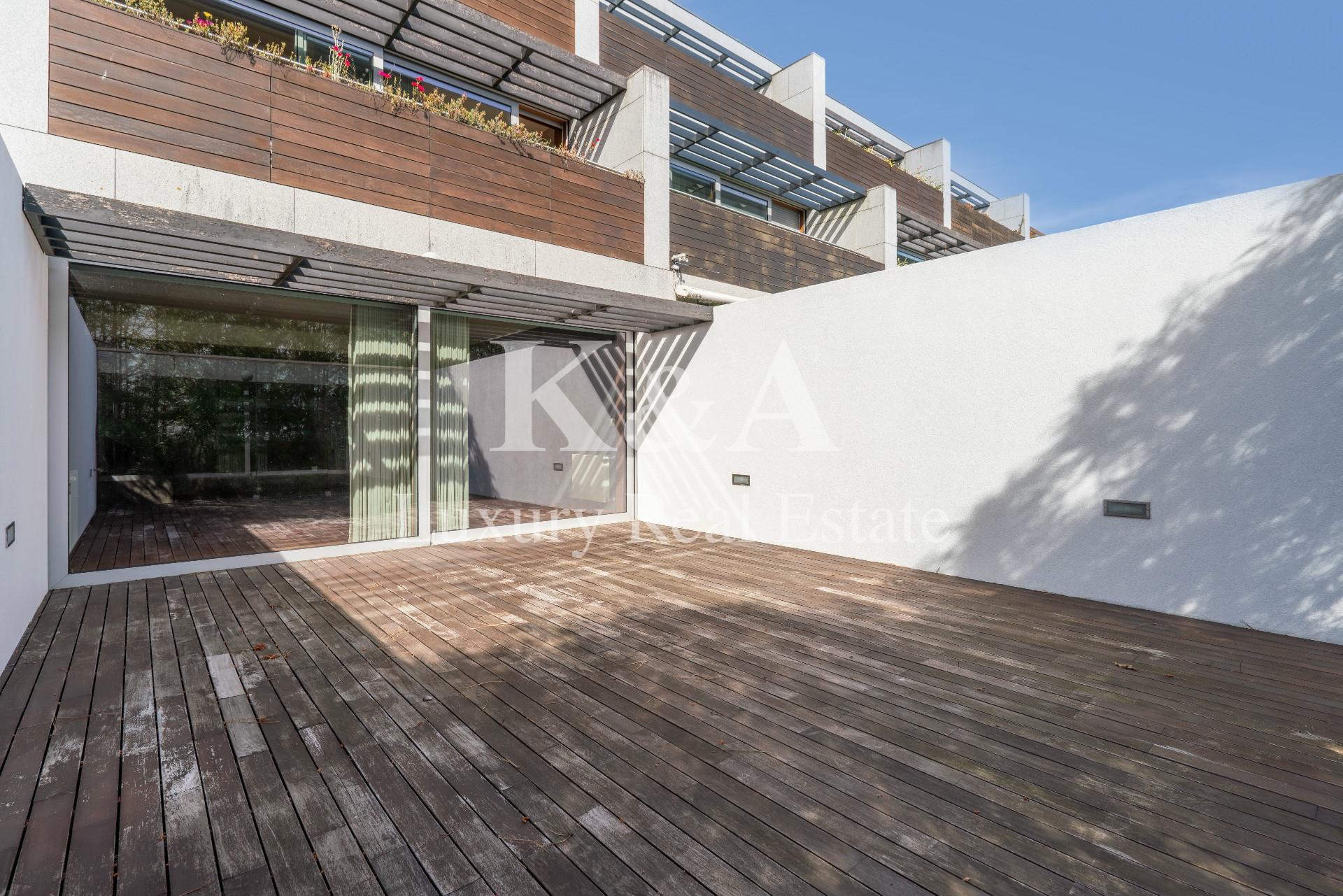 Moradia em banda T4+1 em condomínio fechado