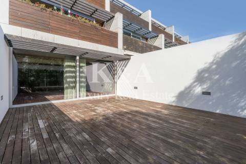 Moradia em banda T4+1 em condomínio fechado