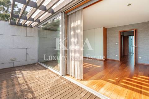 Moradia em banda T4+1 em condomínio fechado