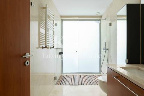 Moradia em banda T4+1 em condomínio fechado