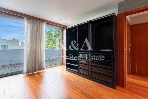 Moradia em banda T4+1 em condomínio fechado