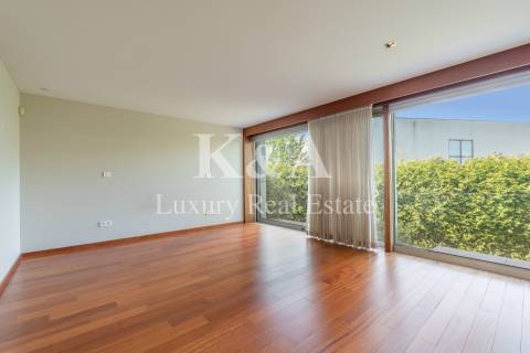 Moradia em banda T4+1 em condomínio fechado