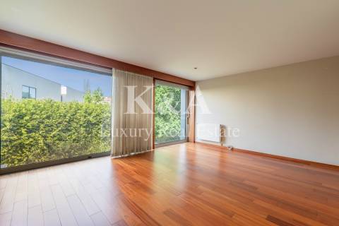 Moradia em banda T4+1 em condomínio fechado