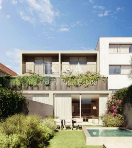 Moradia T4 com jardim e piscina em Matosinhos Sul