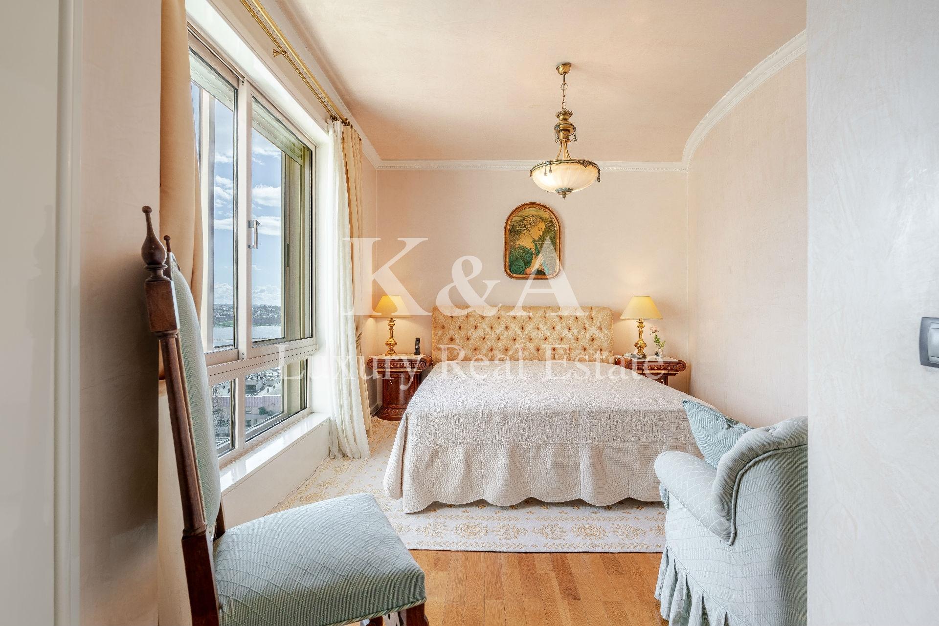 Apartamento T6 duplex com vistas panorâmicas sobre o Rio Douro e o mar