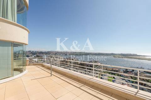 Apartamento T6 duplex com vistas panorâmicas sobre o Rio Douro e o mar