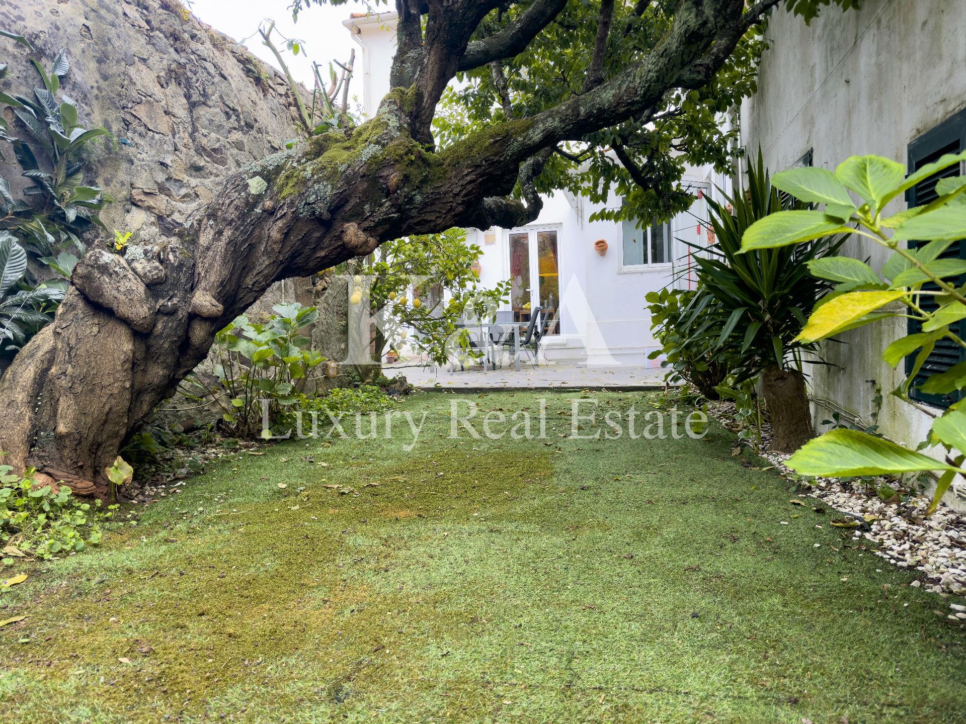 Moradia com jardim localizada na Foz Velha.