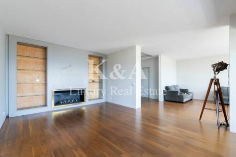 Apartamento T3 em primeira linha de mar na Foz.